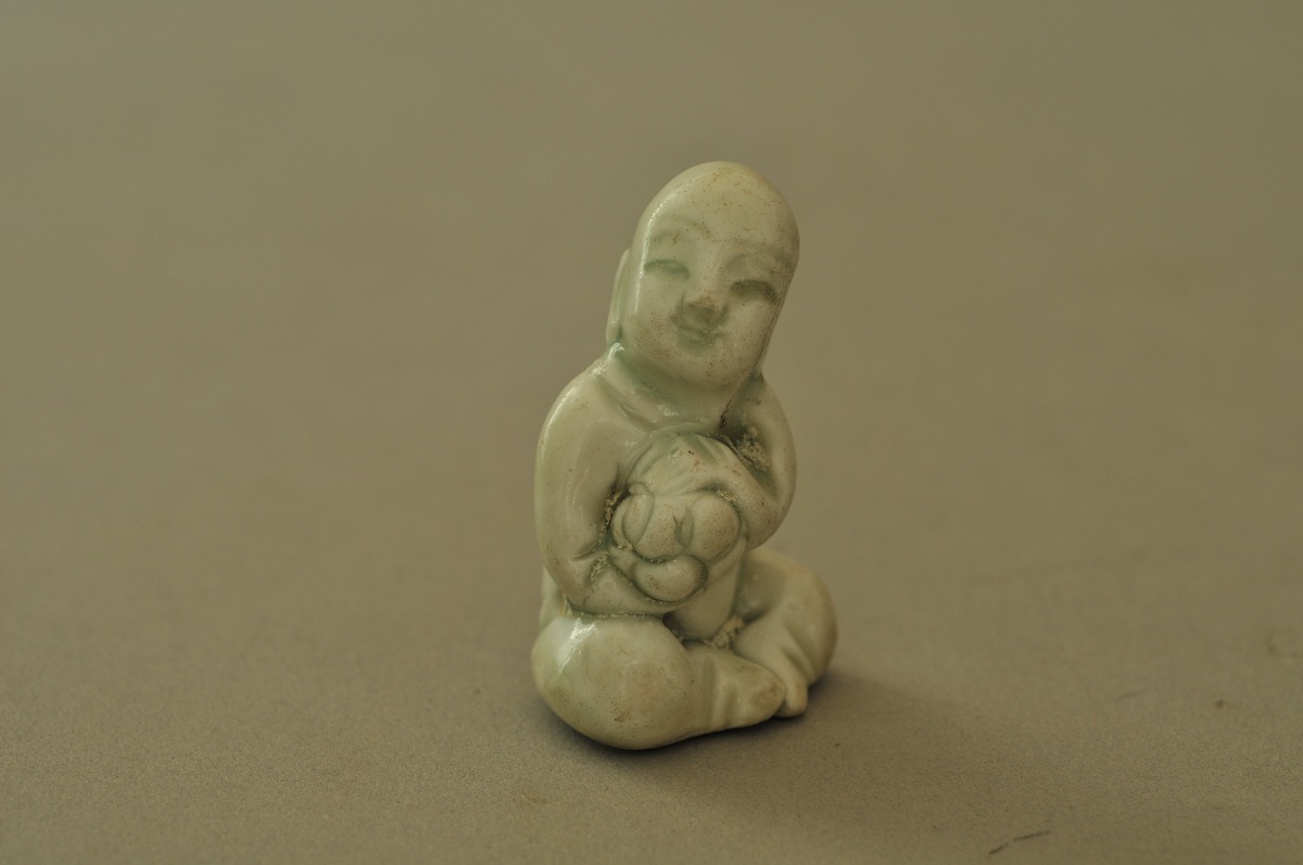 北宋景德镇窑影青釉抱鞠童