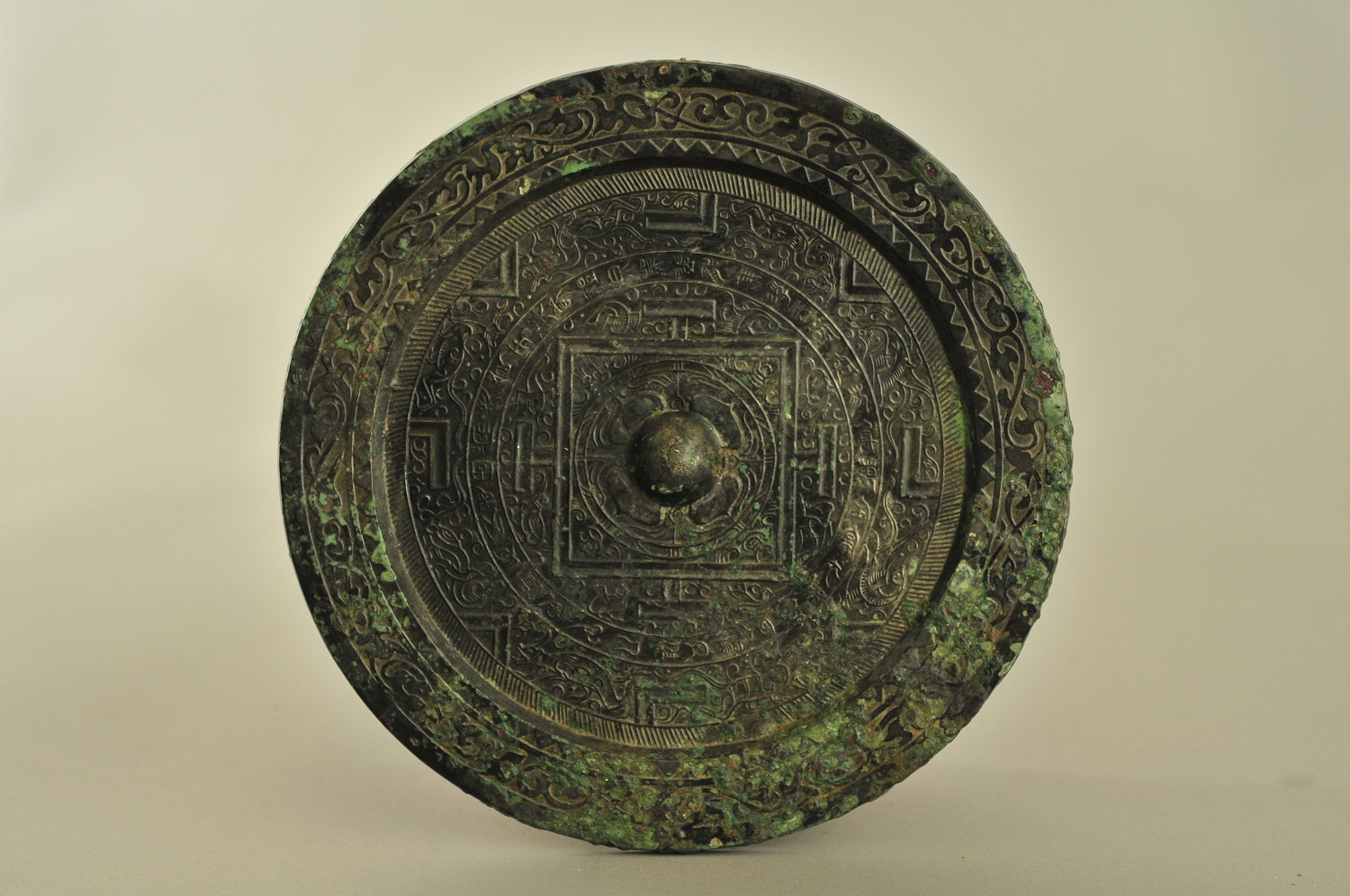东汉“长宜子孙”铭博局纹镜